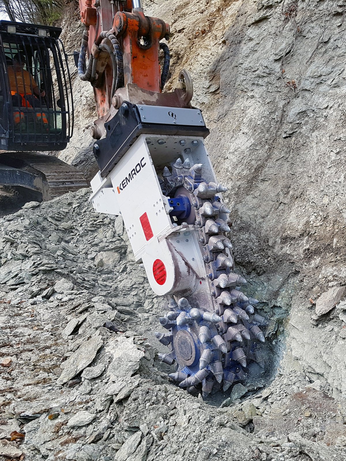 Die Kettenfräse EK 100 – hier im harten Felseinsatz – können Fachbesucher der Tiefbau Live auf dem Karlsruher Messegelände in Aktion sehen.