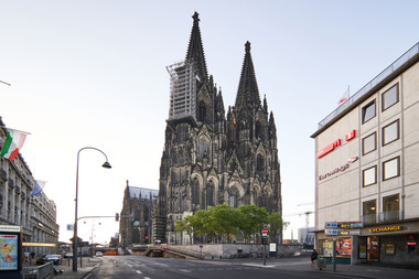 Im Kölner Dom wurde im Sommer 2020 der undichte Boden des 75-Meter-Plateaus im Südturm erneuert.
