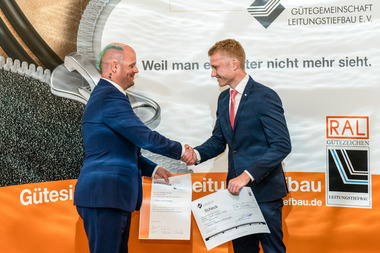Matthias Fiedler (l.) übergab die Urkunde an den diesjährigen Preisträger Tobias Siekemeyer (r.), der für seine herausragende akademische Ausarbeitung ausgezeichnet wurde.