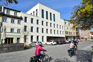 Eingebettet in historische Wohn- und Geschäftsgebäude wird das moderne Rathaus in Dorfen zu einem echten Blickfang.