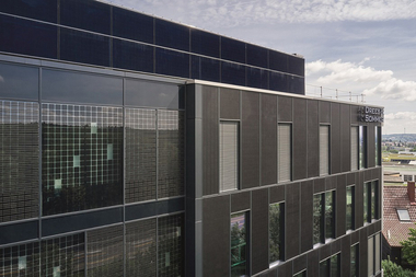 Die Gebäudehülle als Minikraftwerk: Beim Drees & Sommer-Neubau OWP 12 wurden auf knapp 700 Quadratmeter Fassadenfläche bauwerkintegrierte PV-Elemente umgesetzt.