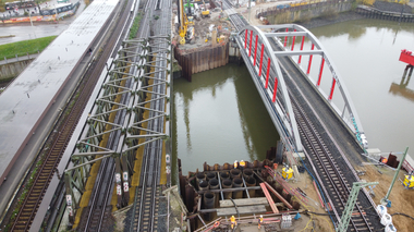 Die ?Veddeler Brücken? in Hamburg, die die Harburger Chaussee und den Zollkanal überspannen, werden seit 2020 erneuert.