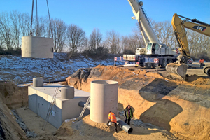  Niederschlagswasserbehandlung, Anlage Südwest. Trennbauwerk, Drosselschacht und Lamellenklärer (links im Bild). 