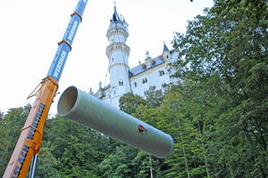  Abladung der 12 m langen GFK-Rohre am Schloss Neu­schwanstein.  