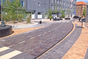  Struktur für Fußgänger und Fahrradfahrer – der zentrale Platz an der Haltestelle „Carlsberg“ lädt Besucher durch sein offenes Konzept ein.  
