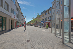  Zeitgemäß und freundlich gestaltet präsentiert sich die Fußgängerzone in Troisdorf. Das Pflaster mit der Oberfläche „Troisdorf“ wurde objektspezifisch gefertigt. 