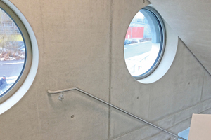  Die symmetrisch angeordneten Ankerstellen in den Elementen ergeben ein harmonisches Ankerstellenraster auf der Wand, die Alkus-Vollkunststoff-Platte sorgt für ebene, gleichmäßige SichtbetonOber­flächen. 