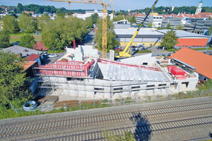  Das neue Jugendhaus mit der Meva Wandschalung Mammut 350 im Obergeschoss. Deutlich sichtbar sind das schräge Flachdach sowie die Längswand mit stumpfem Winkel, die im Obergeschoss außerdem von links nach rechts ansteigt. 