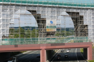  Besondere Herausforderung beim Bau eines Spezialgerüstes für das Bahrebachmühlen-Viadukt: Der Verkehr auf der sechsspurigen A4 sollte während der Sanierung weiter laufen. 