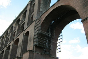  Für die Sanierung der Göltzschtalbrücke installierte die Gemeinhardt Gerüstbau Service ein 15 Meter tiefes Hängegerüst. 