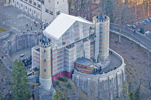  Der östliche Torbau des Schlosses, komplett mit Peri Up Flex eingerüstet. Ein temporäres Wetterschutzdach überspannt den Zugang zum Schloss. 