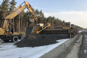  Der Neubau der BAB 14 zwischen Groß Warnow und Grabow nähert sich der Zielgeraden: Strabag hat mit dem Betondeckenbau begonnen. 