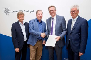  Freude nach der Vertragsunterzeichnung an der Universität Stuttgart: (v.l.) Prof. Harald Garrecht (Dekan der Fakultät Bau- und Umweltingenieurwissenschaften), Prof. Wolfram Ressel (Rektor), Jörn Beckmann (Mitglied des Vorstands der Ed. Züblin AG), Prof. F 