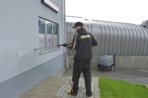  Bei der Reinigung wärmegedämmter Putzfassaden sollte mit einem Hochdruck-Flachstrahl mit einem breiten Spritzwinkel gearbeitet werden. 