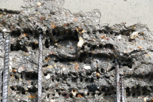  Mit Hoch- und Höchstdrucktechnik kann geschädigter Beton präzise bearbeitet werden: Die Anwendungen reichen vom Aufrauen der Oberfläche über das Entrosten von Bewehrung bis hin zum schweren Betonabtrag.  
