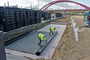  Das eingebaute Regenrückhaltesystem EcoBloc Inspect flex speichert 330 m3 Regenwasser. Der Rigolenkörper wird in eine wasserundurchlässige HPDE-Folie eingepackt.  