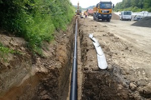  In einem Zeitraum von rund neun Monaten verbaute Max Bögl 20 Betonfertigteilschächte, 115 Kunststofffertigteilschächte, rd. 830 Meter Teilsickerrohr plus, insgesamt rd. 5.500 Meter Mehrzweckleitungen sowie rd. 300 Meter Stahlbetonrohre.  