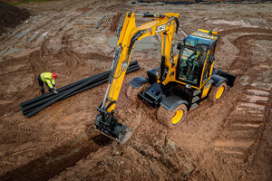  Sämtliche Arbeiten beim Kanalbau – vom Graben ziehen über Rohrverlegung bis zum Verfüllen – erledigt der Hydradig präzise und schnell.  