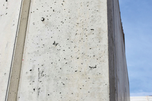  Beim Entschalen zeigen sich manchmal mangelhafte Wände, Stützen oder Decken, die durch offenporige Betonflächen mit konzentrierten Großporen gekennzeichnet sind. 