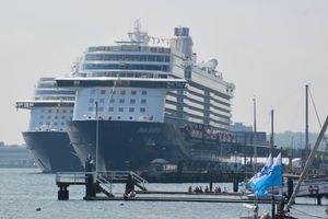  Die ersten beiden Kreuzfahrtschiffe, die die neue Annahmeeinrichtung nutzten, waren am Morgen der Inbetriebnahme die „Mein Schiff 3“ und die „Mein Schiff 6“.  