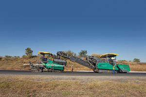  Voller Einsatz auf der Nationalstraße N14 in Südafrika. Der MT 3000-2 Offset PowerFeeder ist auf eine hohe Einbauleistung von maximal 1.200 t/h ausgelegt. Das bedeutet, dass ein LKW mit 25 t Mischgut in 60 Sekunden entladen und eine Tagesleistung von 4.00 