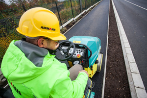  Dank ihres schmalen Rahmens und der kompakten Bauweise bietet die ARX 12 dem Fahrer optimale Übersicht auf Bandagen und Wegrand.  