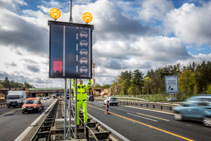  Die animierte LED-Tafel weist Verkehrsteilnehmer auf die geänderte Verkehrsführung hin. 