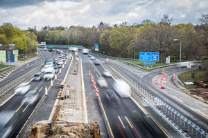  Betonschutzwände trennen die Fahrbahn vom Baustellenbereich. 