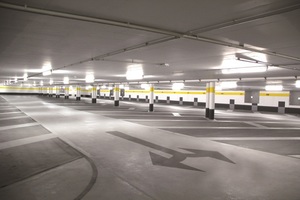  Die Innenansicht einer der beiden Parkebenen in der Tiefgarage am Mannheimer Klinikum verdeutlicht, dass die einzelnen Parkplätze stützenfrei sind. Die Deckenunterseite bildet eine durchgehende Ebene, die absolut installationsfreundlich für jegliche Gebäudetechnik ist. 