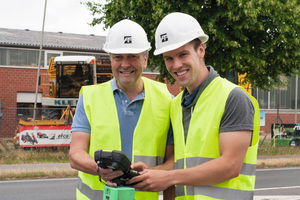  Marius Hülscher, angehender Master-Absolvent im Fach Wirtschaftsingenieurwesen mit der Fachrichtung Bauingenieurwesen unterstützt Bauleiter Frank Jansen auf den Baustellen. Zu seinen Aufgaben zählt, Lieferscheine zu sortieren, in die EDV des Unternehmens einzugeben und schließlich abzulegen. 