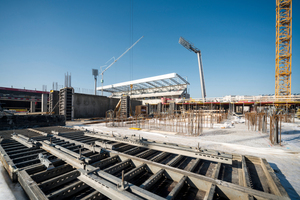  Die Manto Großrahmenschalung von Hünnebeck ist an vielen Stellen auf der Stadionbaustelle im Einsatz. Mit ihrer Hilfe wird z.B. die aufgelö­ste Tragstruktur der neuen Tribünen in Sichtbetonqualität (SB2) hergestellt. 