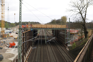  Im Dezember 2016 begannen die Arbeiten für den Neubau des Kreuzungsbauwerks Gümmerwald. Ab Januar 2017 wurde die Pfahlkopfplatte betoniert. 