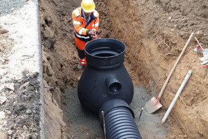  Dank ihres geringen Gewichts sind die Schächte und Rohre von Fränkische auf der Baustelle auf der A 485 am Gießener Südkreuz leicht zu transportieren und einfach handzuhaben. 