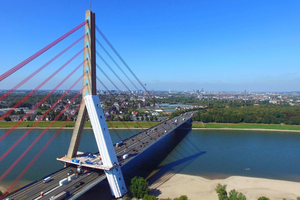  Als Schrägseilbrücke hält die Fleher Brücke in Deutschland gleich zwei Rekorde: Mit einer Spannweite von 368 m über den Rhein übertrifft sie alle Brücken ihrer Art und der massive Brückenpylon in Stahlbetonbauweise ist mit einer Höhe von 145 m ebenfalls unübertroffen. 