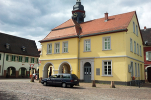  Vorher: Der Rathausplatz im Mannheimer Stadtteil Seckenheim galt seit langem als optisch und technisch sanierungsbedürftig.  