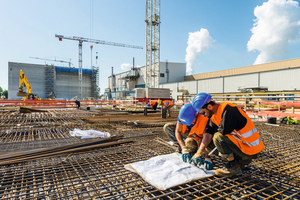  Sobald mehr als 150 Mitarbeiter an einer Baustelle beschäftigt sind, kann man die Arbeitssicherheit mit einem Zutrittskontrollsystem deutlich besser überwachen, da nur registrierte Mitarbeiter Zugang zur Baustelle erhalten. 