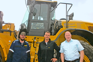  Philipp-Louis Bontrup, Servicetechniker, Georg Berken, Radladerfahrer, und Markus Knippschild, leitender Verkaufsrepräsentant, bei der Inbetriebnahme der Baumaschine (Bild links). 