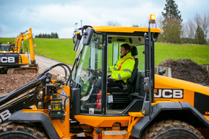  Die neue CommandPlus-Kabine des JCB 411 und 417 bietet ein neues Niveau an Bedienfunktionen sowie Komfort. Zwei Ausstattungsvarianten sind erhältlich.  