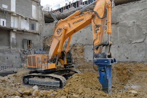  Der Hyundai R1200-9 auf einem riesigen Abbruchgebiet in Luxemburg. Der Gigant mit 567 kW bricht Stahlbetonfundamente mit einem 7-Tonnen-Hydraulikhammer auf, um Platz für ein Geschäftsviertel zu schaffen.   