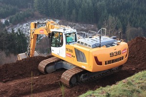  Ein Vorteil der Maschine bei Böschungsarbeiten ist seine besonders große Stabilität durch das Gegen-gewicht von 6,3 Tonnen. 