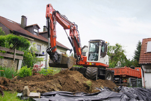  Der Mobilbagger TW 110 von Schaeff passt für alles: ausheben, ver-laden, platzieren und profilieren. 