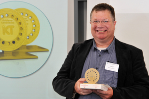  Arjo Hof von der Stadt Almere in den Niederlanden wurde für sein umfangreiches Projekt zur Verbesserung der Trennkanalisation mit dem ersten Preis des Goldenen Kanaldeckels 2017 ausgezeichnet. 