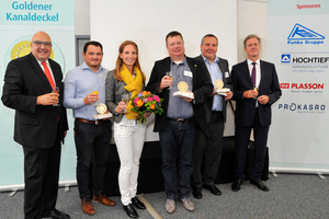  Goldener Kanaldeckel 2017 (v.l.n.r.): IKT-Geschäftsführer Roland W. Waniek, Alex Braun und Daniela Fiege (3. Preis), Arjo Hof (1. Preis), Jörg Michutta (2. Preis), Laudator Gerhard Odenkirchen (NRW-Umweltministerium). 