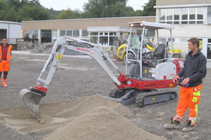  Der Takeuchi TB 216 Hybrid mit Fernsteuerung beim ersten Einsatz mit Auszubildenden des ABZ Geradstetten. 