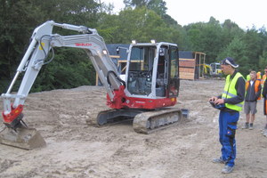  Der Takeuchi TB 260 mit Fernsteuerung beim ersten Einsatz mit Auszubildenden des ABZ Geradstetten. 