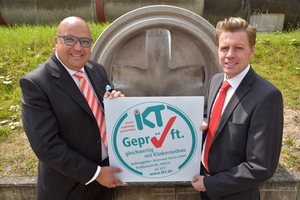  IKT-Geschäftsführer Roland W. Waniek (links) übergibt Siegel an Geschäftsführer Christoph Erdbrügger von der Unternehmensgruppe Erdbrügger. 