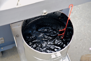 Das zur Herstellung von Schaumbitumen verwendete Bitumen ist weltweit in hohem Maße verfügbar.  