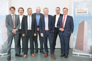  Wissenschaftlicher Beirat und Vorstand der Deutschen Poroton: Prof. Andreas Holm, Prof. Detleff Schermer, Prof. Klaus Peter Sedlbauer, Clemens Kuhlemann, Johannes Edmüller, Lorenz Bieringer und Prof. Carl-Alexander Graubner (v. l. n . r.). 