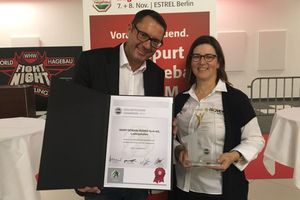  Isover Vorstand Vertrieb und Marketing Dr. Hubert Mattersdorfer und Peggy Schröer (Vertrieb Isover) nahmen die Auszeichnung entgegen. 