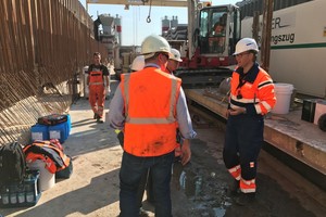  Götz Tintelnot (re.), macht sich stets live vor Ort ein Bild von den komplexen Anforderungen der Baustelle. 